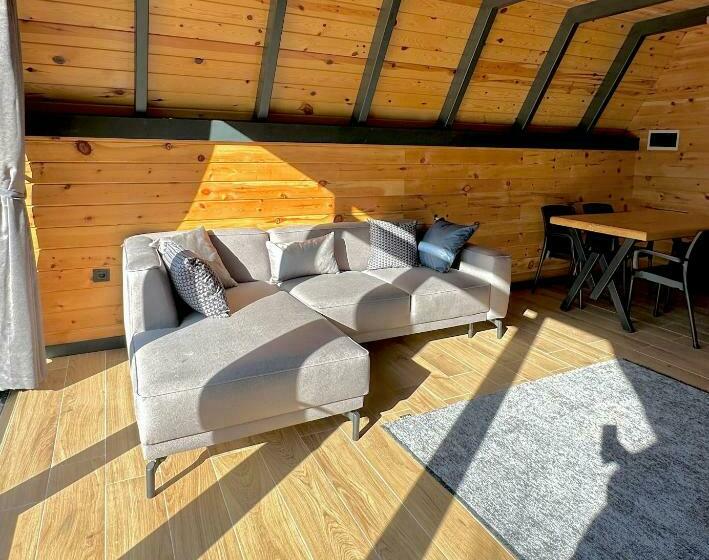 بانگلوی استاندارد, Varya Tatil Köyü