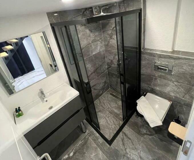 سوئیت با وان آب گرم, Costa Linn Premium