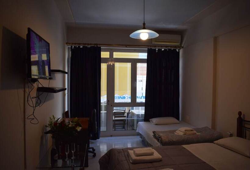 带城市景观带一个卧室的公寓, Alena Apartments