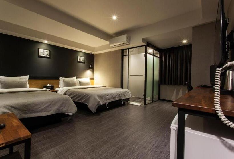 디럭스 룸, The Last Hotel Nampo