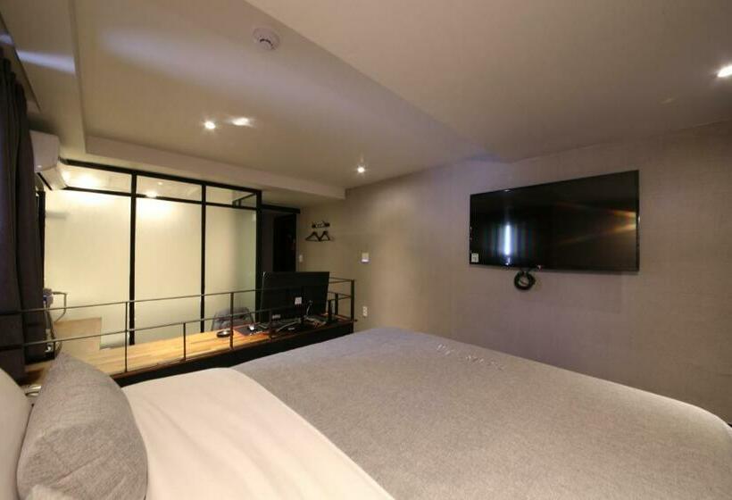 디럭스 룸, The Last Hotel Nampo