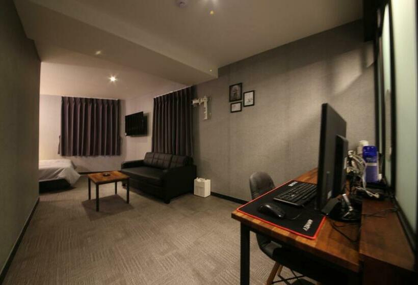 디럭스 룸, The Last Hotel Nampo
