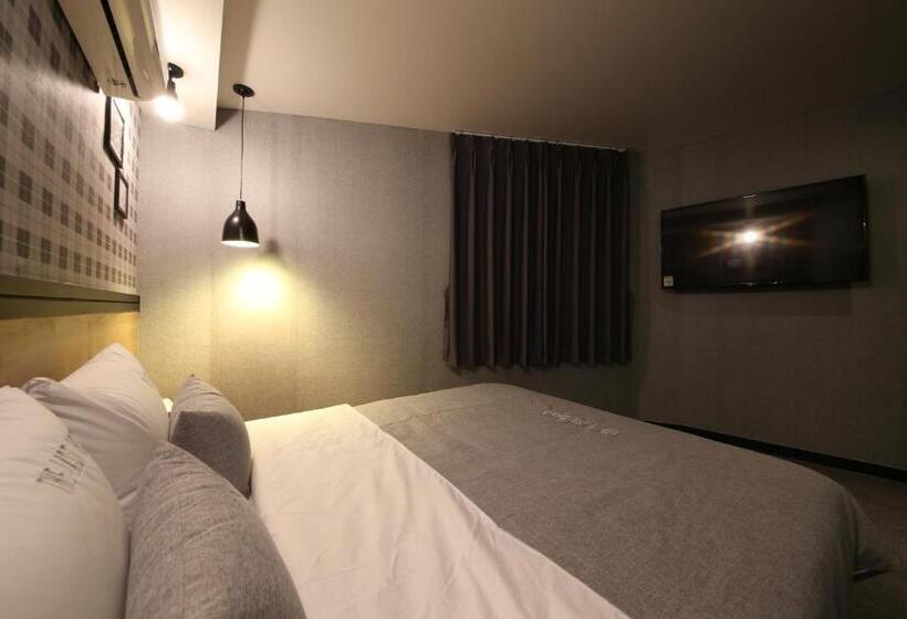 디럭스 룸, The Last Hotel Nampo