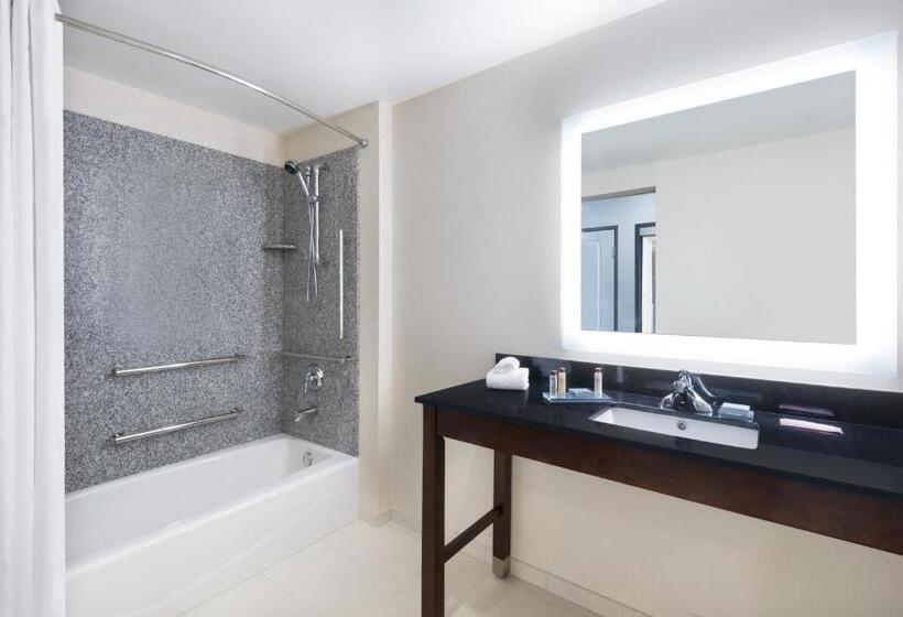 스위트 킹사이즈 침대, Wingate By Wyndham Sidney