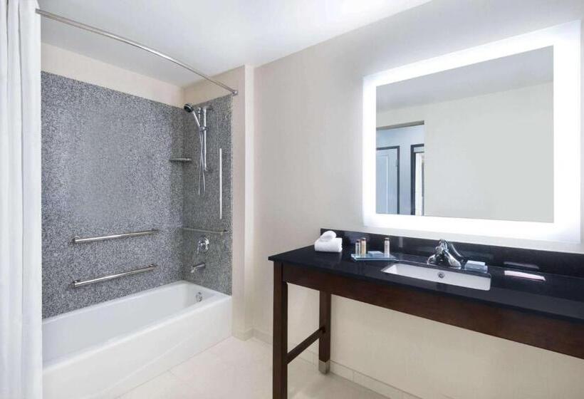스위트 킹사이즈 침대, Wingate By Wyndham Sidney