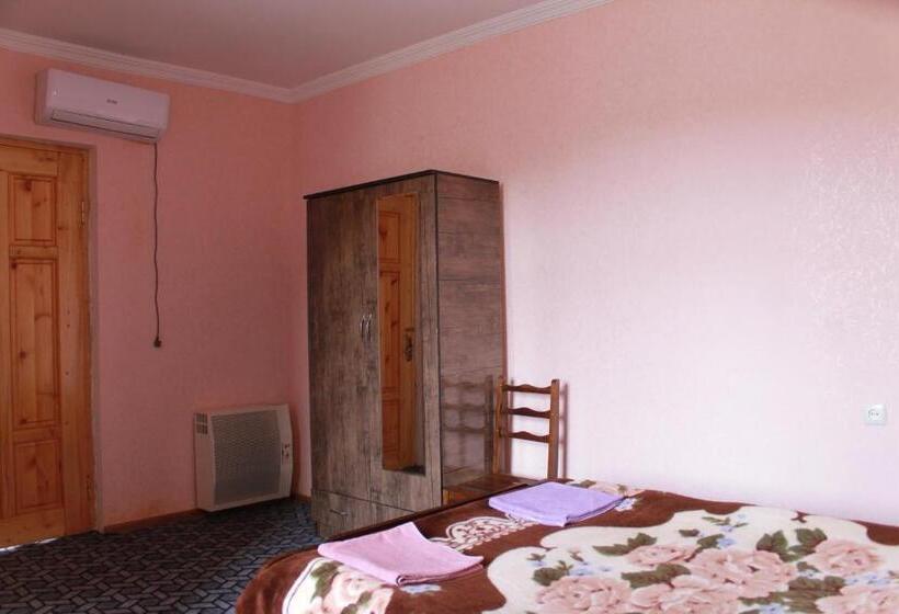 Economy Triple Room, Guest House Shota