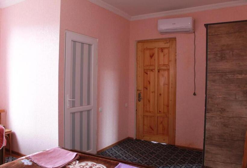 Economy Triple Room, Guest House Shota