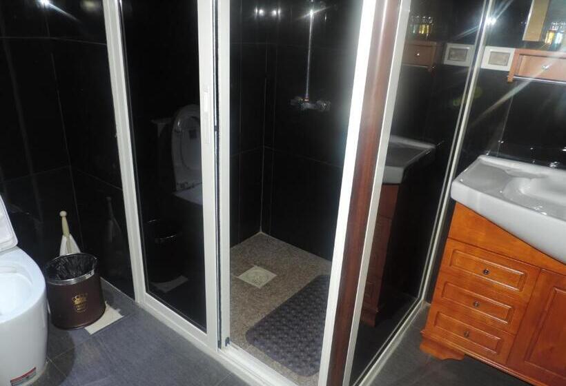 استودیوی استاندارد, Crown Hotel Juba