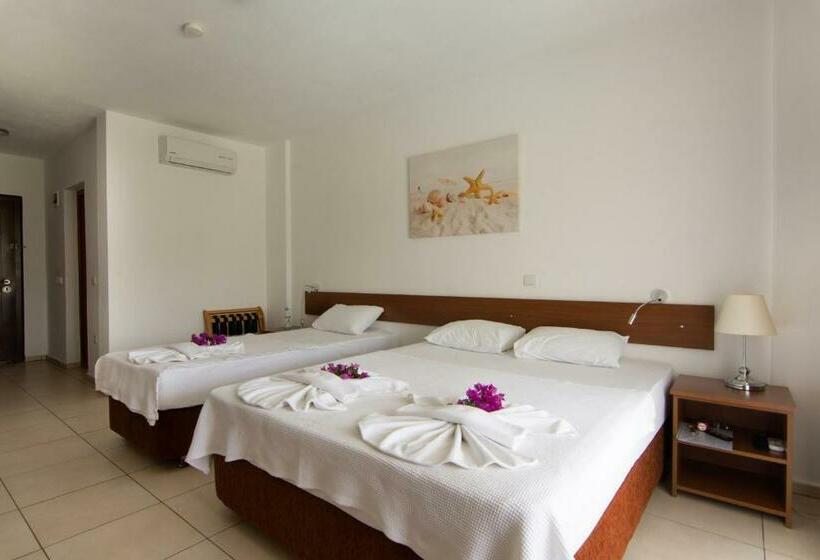 Трехместный Номер Стандарт с Балконом, Selvi Beach