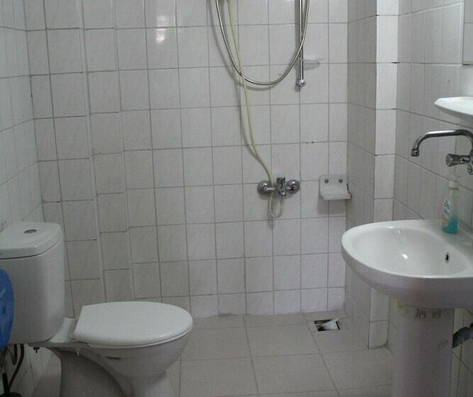 اتاق استاندارد چهار تخته, White City Pension