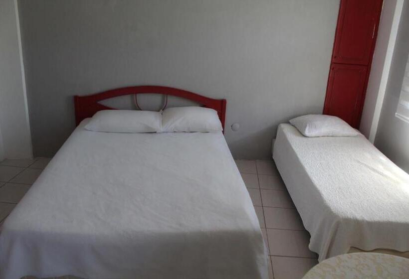اتاق استاندارد سه نفره, White City Pension