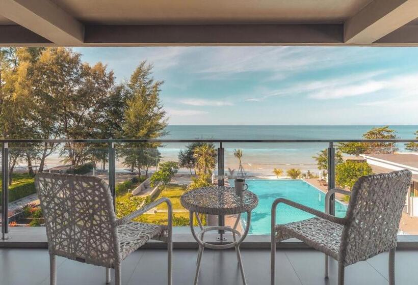 اتاق لوکس با بالکن و چشم‌انداز دریا, Sand Dunes Chaolao Beach Resort
