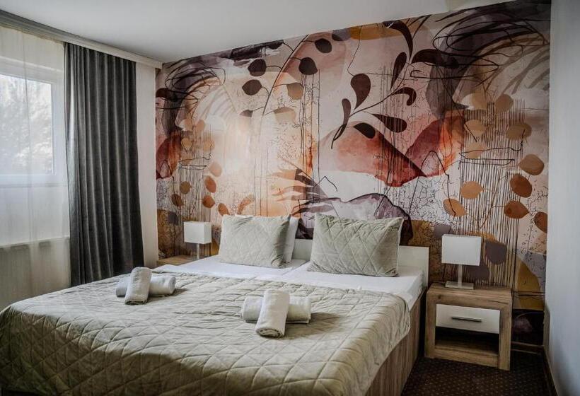 اتاق لوکس با چشم‌انداز استخر, Plaza La   Night And Spa