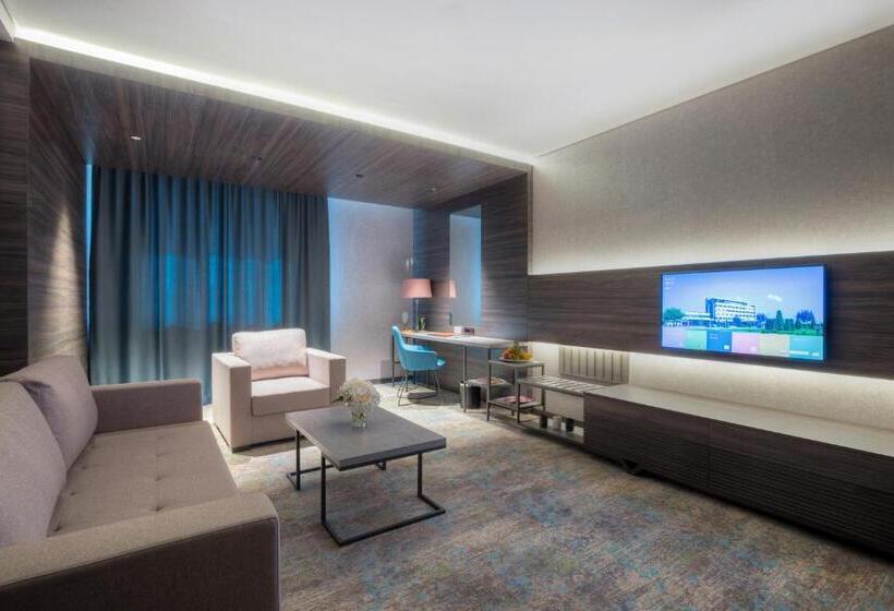 Deluxe Suite, Emerald