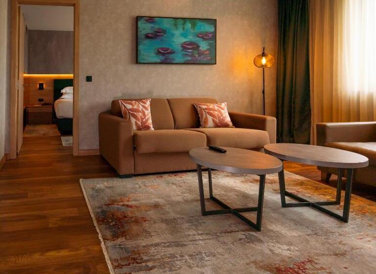 Executive Suite, Emerald