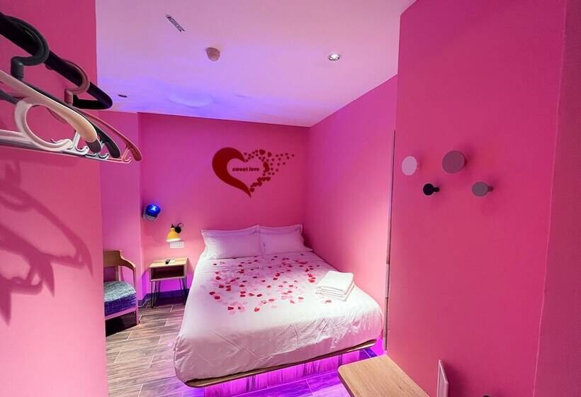 اتاق رمانتیک, Apple 1 Hotel Queensbay
