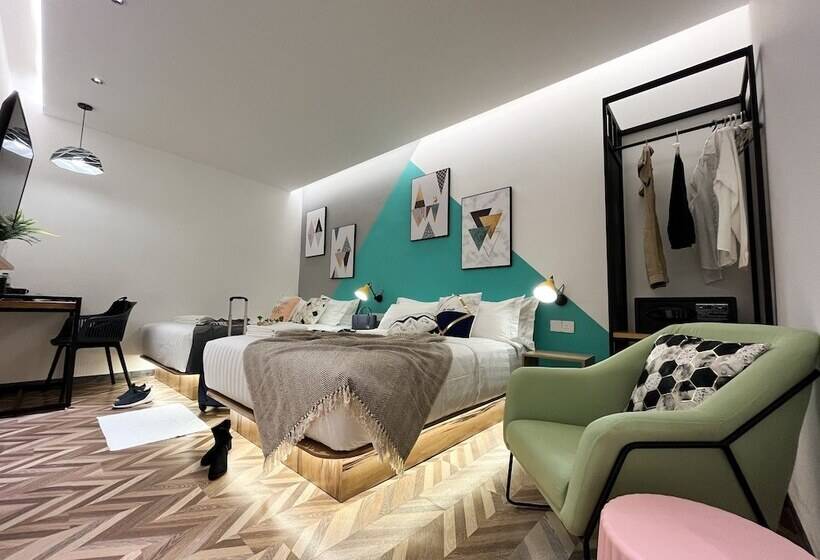 اتاق لوکس خانوادگی, Apple 1 Hotel Queensbay