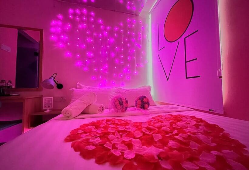 اتاق رمانتیک, Apple 1 Hotel Queensbay