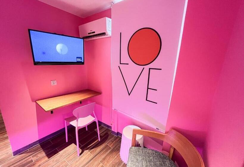 اتاق رمانتیک, Apple 1 Hotel Queensbay