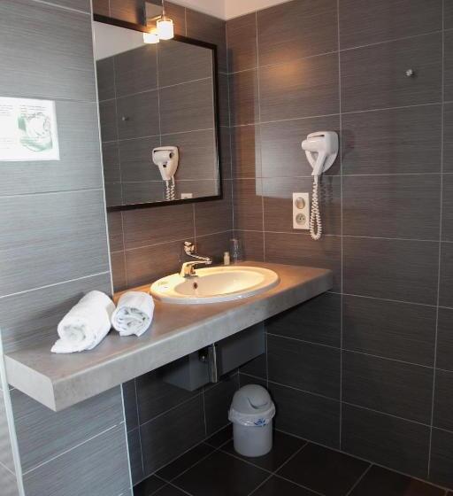 اتاق استاندارد چهار تخته, Hôtel Bar Le Globe