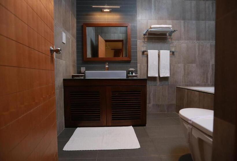 Апартаменты 3 Спальни, Refresh Hotel Hikkaduwa