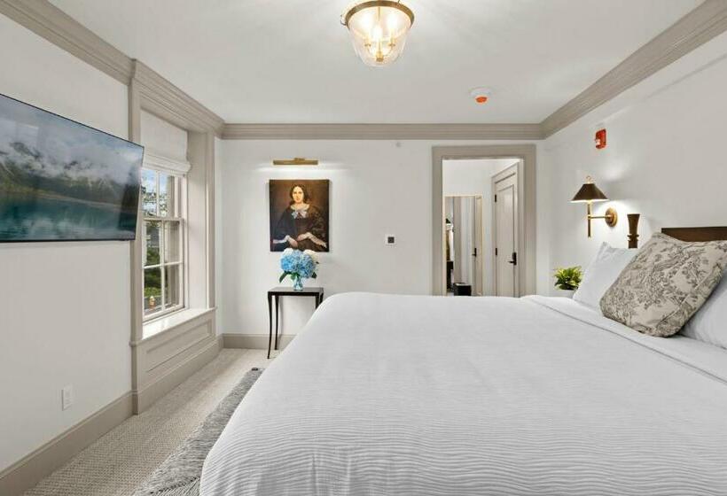 سوییت سوپریور, The Davenport Inn