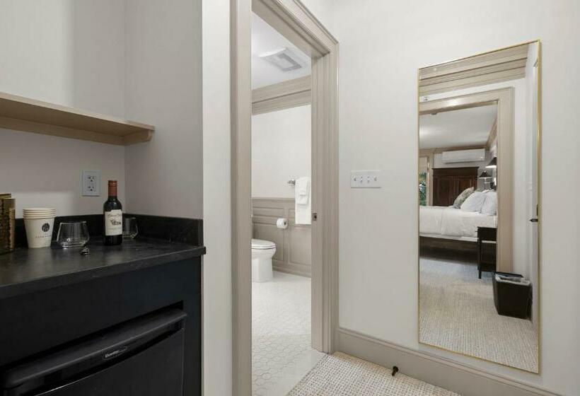 سوییت سوپریور, The Davenport Inn