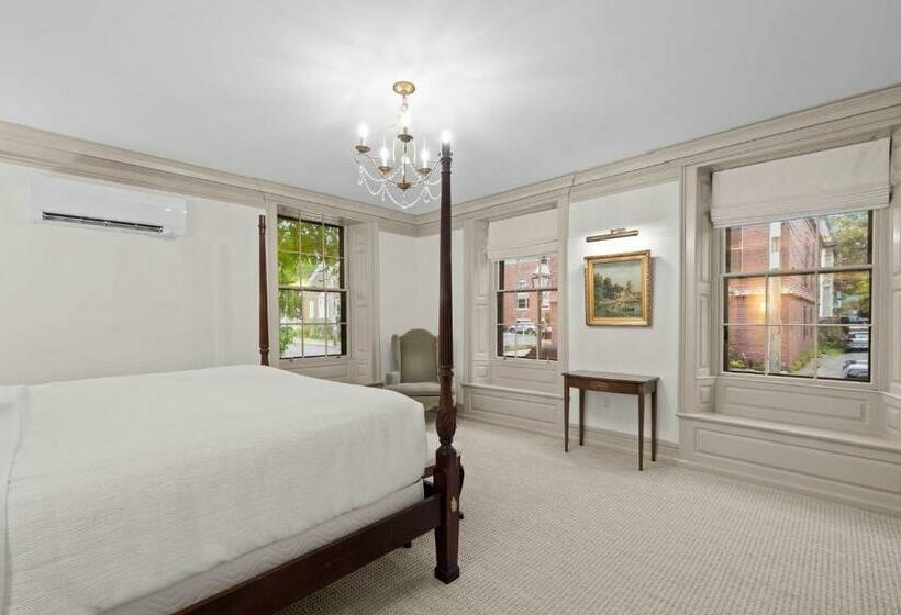 سوئیت 2 خوابه, The Davenport Inn