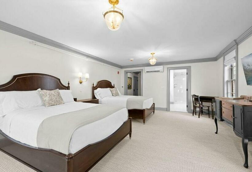 سوییت لوکس, The Davenport Inn