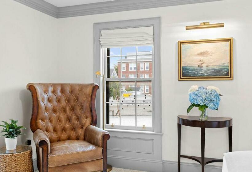 سوییت لوکس, The Davenport Inn