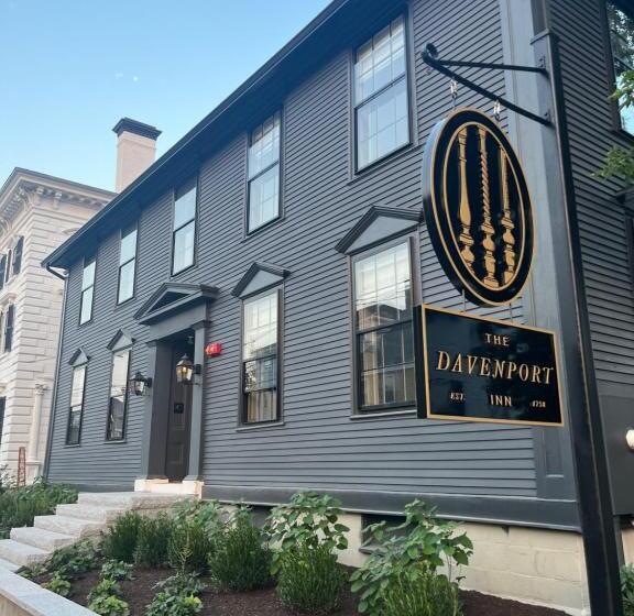 سوییت لوکس, The Davenport Inn