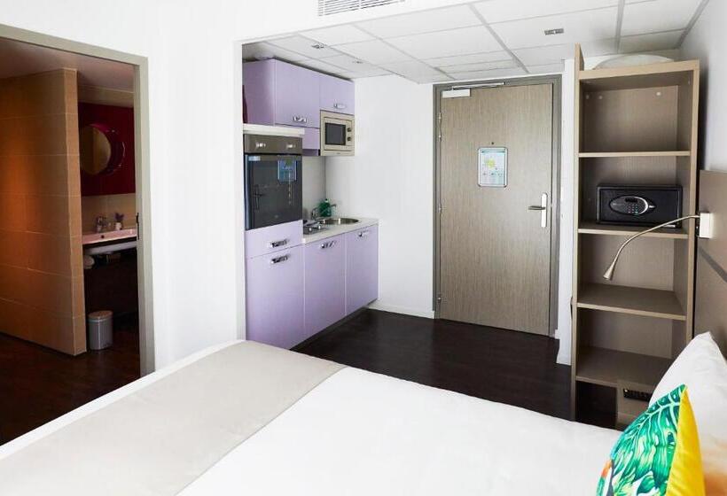 Номер Стандарт с Балконом, Appart  Hotel La Girafe Marseille Est   Porte D Aubagne