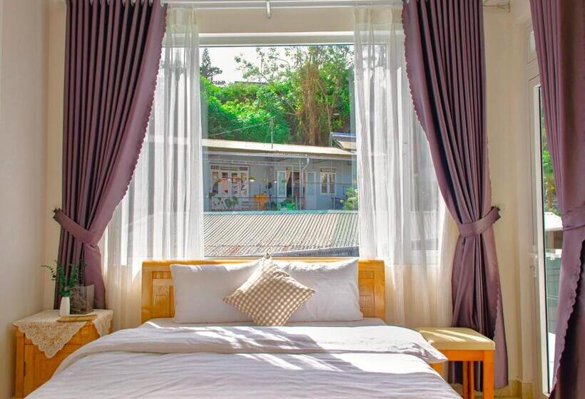 اتاق استاندارد چهارنفره با بالکن, Nắng Hạ Homestay đà Lạt