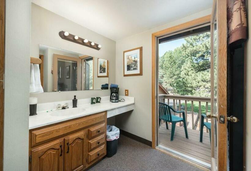 Номер Executive, 4 Seasons Inn On Fall River