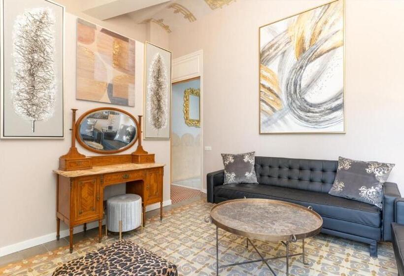 سوییت با چشم‌انداز باغ, El Petit Palauet