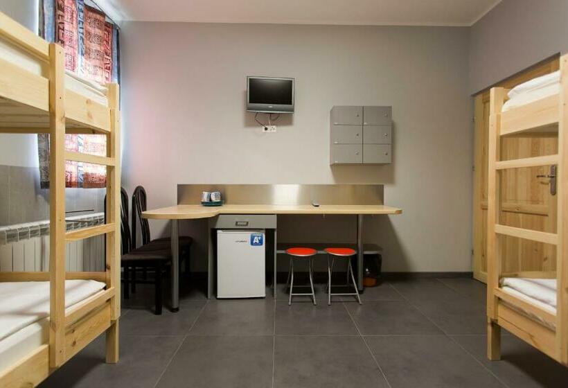 Quarto Quadruplo Estandar Banheiro Compartilhado, Hostel Siennicka