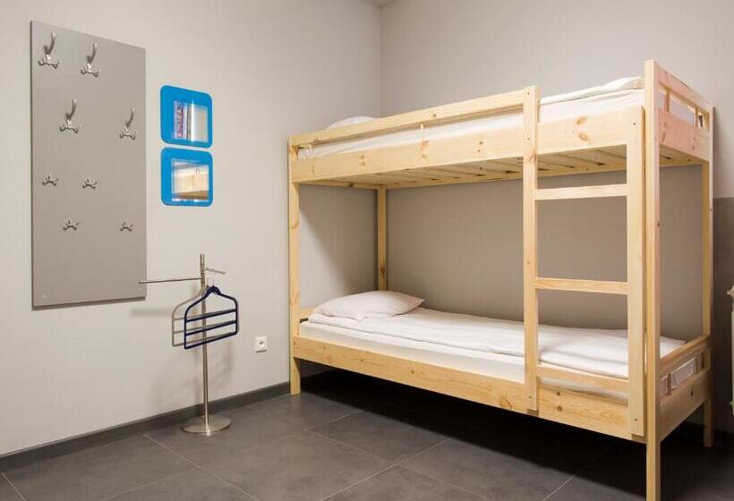 Quarto Quadruplo Estandar Banheiro Compartilhado, Hostel Siennicka