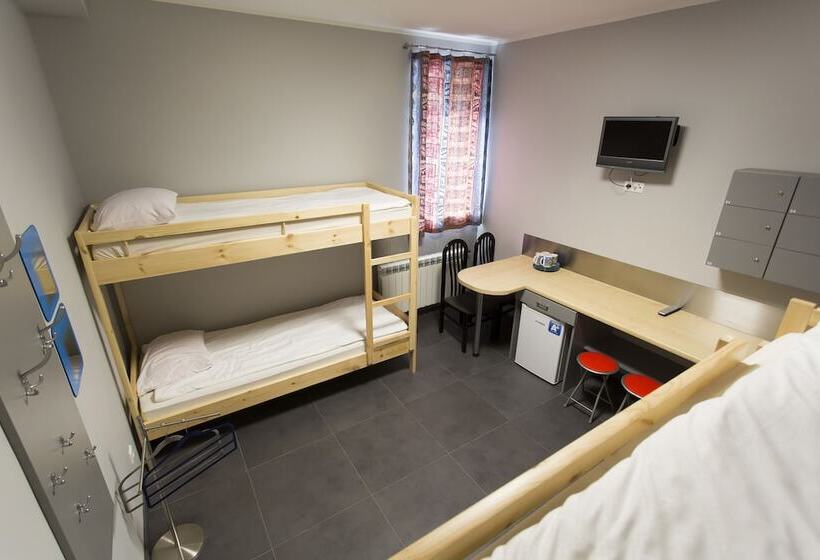 Quarto Quadruplo Estandar Banheiro Compartilhado, Hostel Siennicka