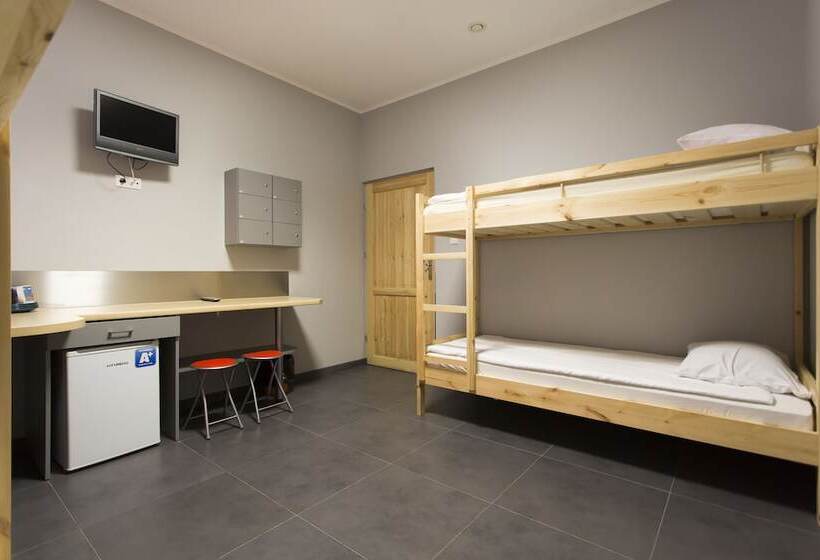 Quarto Estandar Banheiro Compartilhado, Hostel Siennicka