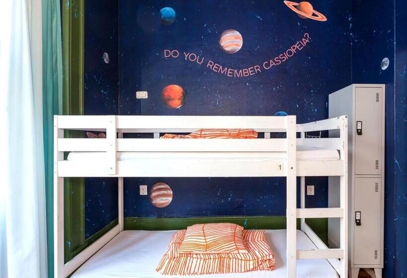 تختخواب در اتاق مشترک, Supernova   Hostel & Café