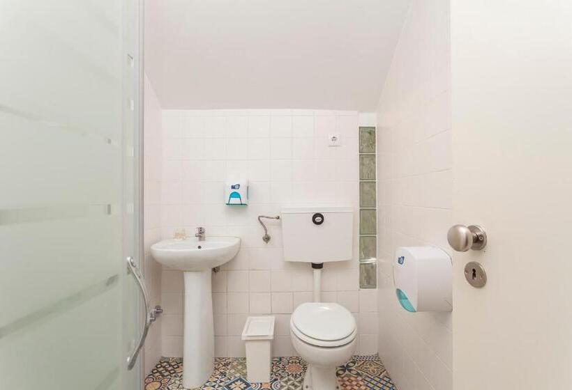 اتاق استاندارد سه نفره, Supernova   Hostel & Café