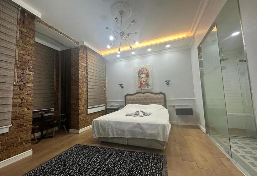 استودیوی استاندارد, Konak Suite İn The Bar Street