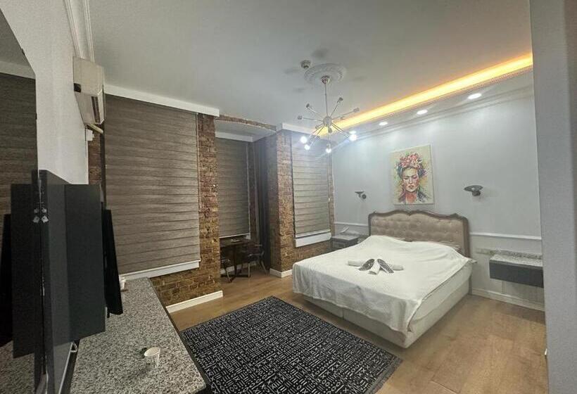 استودیوی استاندارد, Konak Suite İn The Bar Street