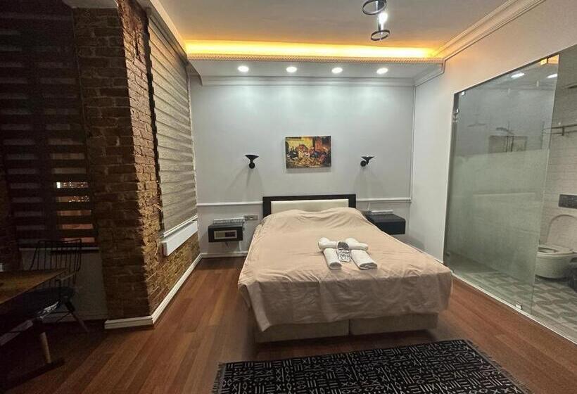 استودیوی لوکس, Konak Suite İn The Bar Street