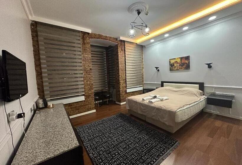 استودیوی لوکس, Konak Suite İn The Bar Street