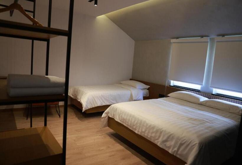 패밀리 룸, Baz Hur Boutique