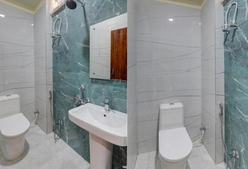 Трехместный Номер Классика, Oyo Flagship Skd Hotel And Banquet