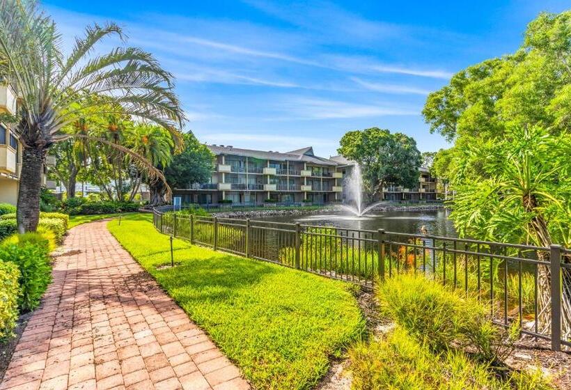 1 Bedroom Apartment Lake View, Park Shore Resort