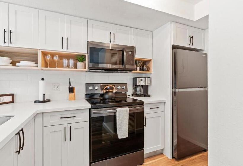 1 Bedroom Apartment Lake View, Park Shore Resort