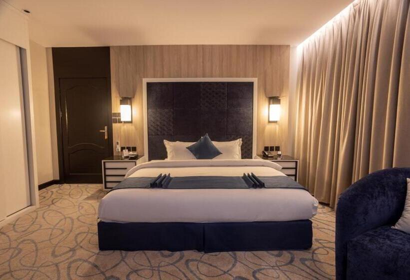 스탠다드 룸 킹사이즈 침대, Skyline Hotel & Suites